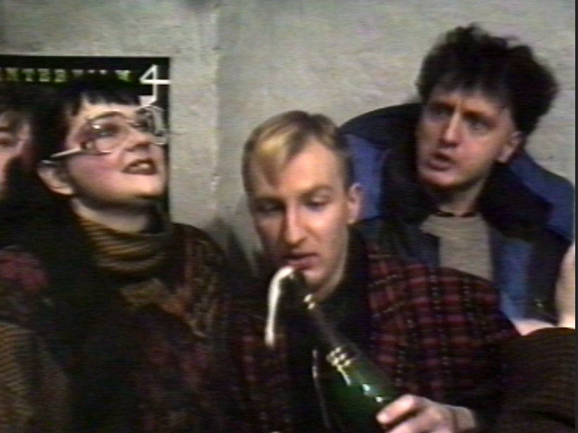 Ist das Flint im Hintergrund? Hermione, Ades und Flint?