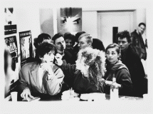 Linda schminkt Frank/ Eiszeit Tresen