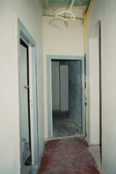 Es waren einmal zwei Wohnungen im Hochparterre. 1998 begannen die Bauarbeiten, sie zusammenzulegen: Eine der Haustüren wurde zugemacht, dafür ein Durchbruch Torbogen zwischen den zwei Fluren gemacht - jetzt sind Vorderhaus- und Hinterhauswohnung zu einer 124 qm großen Büroetage miteinander verbunden. urbanfilm99_flur
