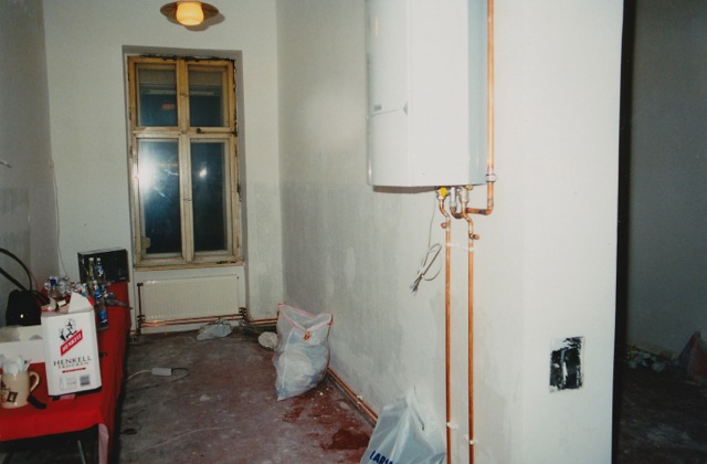 Neue Gastherme - ansonsten noch wenig zu sehen von der schönen Teeküche, die wir jetzt haben urbanfilm99_kueche