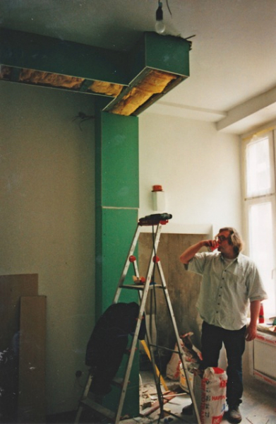 Die Verschalung der Rohre UND die Verlegung des Laminats wurden von Rainer Grams eigenhändig vollbracht! urbanfilm99_rainersr1cola